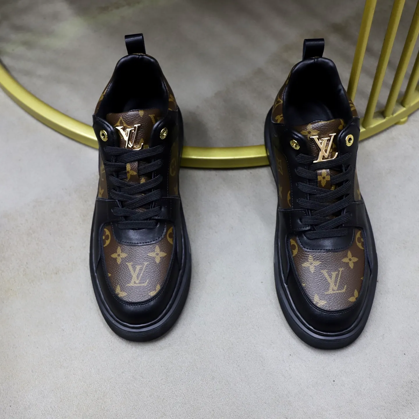 Ex-factory price: 442💰🙅‍♂️🙅‍♂️🙅‍♂️ Brand: LV Louis Vuitton Standard code: 38-44 (45 customized) Grade: Same as the official website Material: Original cowhide material spliced with brand rubber Comfortable and breathable lining Lightweight and wear-resistant sports outsole Style category: Men's fashionable casual shoes Running sneakers Distinguished luxury brand elements Top luxury color: actual picture color